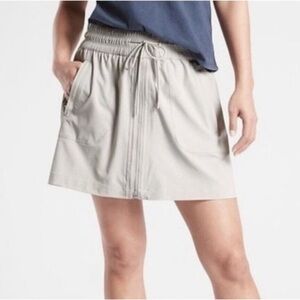 Athleta 'Expedition' Zip Front Athletic Mini Skirt in Birch Gray Womens sz 6